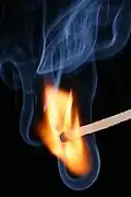 Das Feuer sorgt für Rauch in der Luft.