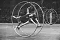 Rhönradturner bei einem Sportfest in den 1960er Jahren.