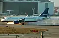 Bei diesem Flugzeug funktionierten die vorderen Räder nicht gut. Während der Notlandung haben sie Feuer gefangen.