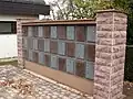 Eine Urnenwand auf einem Friedhof in Hessen. Hier werden Urnen mit Asche aufbewahrt.