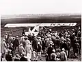 Fast tausend Menschen verabschiedeten Lindbergh zu seinem großen Flug.