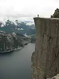In Norwegen gibt es diese Felsenplattform, den Preikestolen. Von hier geht es über 600 Meter senkrecht runter bis in den Lysefjord.