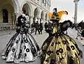 Maskierte Damen beim Karneval in Venedig