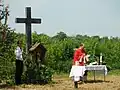 Hier in Polen gehört ein Gottesdienst im Freien zum Pfingstfest.