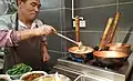 In China: Ein Koch kocht mit Erdgas.