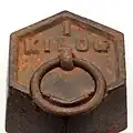 Dieses Gewicht aus Eisen ist ebenfalls ein Kilogramm schwer.