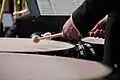 Hier spielt jemand mit Schlägeln eine Pauke.