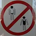 Dieses Schild verbietet, dass man Badekleidung an hat.