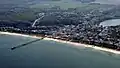 Der Ort Binz mit dem langen Pier, der ins Wasser ragt