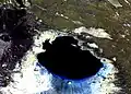 Ein Binnensee aus dem Flugzeug gesehen: Weil sein Wasser verdunstet, hinterlässt er Salz und Gips.