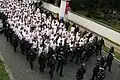 Fans von Eintracht Frankfurt. Polizisten „begleiten“ sie auf dem Weg zum Stadion.