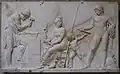 Griechische Götter. Dieses Relief schuf ein Bildhauer aus Marmor.