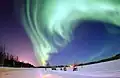 Das Polarlicht entsteht durch die Strahlung der Sonne im MagnetFeld der Erde.