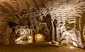 Eine Höhle, aus deren Gestein die Berber Mühlsteine gewonnen haben.