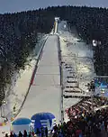 Die Hochfirstschanze im Schwarzwald ist eine Naturschanze. Anlauf und Auslauf liegen auf dem Berg.