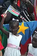 Bei der Feier, als der Südsudan unabhängig wurde, schwenkte dieses Mädchen die Flagge des neuen Landes