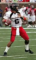 Quarterback beim Wurf des Balles.