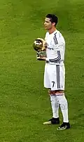 Diesen goldenen Pokal hat er fünfmal als bester Fußballer der Welt bekommen.