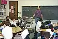 Amerikanischer Lehrer an einer Schule, die guten Unterricht für weiße und schwarze Kinder anbieten soll