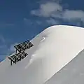 Solche Zäune sollen Lawinen auffangen.