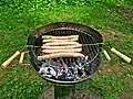 Ein Grillrost mit Würsten