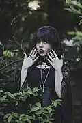 „Goths“ ziehen sich gerne dunkel an.