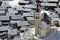 Hier ist das Dorf Obertilliach, das in Tirol liegt, eingeschneit.