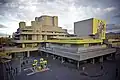 Wie ein Nationalmuseum heißt ein Nationaltheater oft nur so, weil es das wichtigste im Land sein soll. Dieses steht in London.