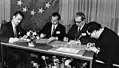 Im Jahr 1973 unterzeichnen diese Männer eine Urkunde: Die Gemeinde Ubbergen in den Niederlanden und die deutsche Gemeinde Rees sind seitdem Partnerstädte.