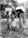 Lastenträger in Ostafrika, um das Jahr 1900