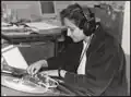 In Indien um das Jahr 1960: eine Frau arbeitet mit einem Tonbandgerät.