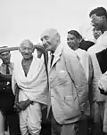 Im Jahr 1946: Der indische Politiker Gandhi hat dafür gekämpft und erreicht, das Indien unabhängig wurde.
