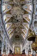 Die Bilder an der Decke, im Freisinger Dom, stammen aus der Rokoko-Zeit.