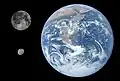 Ím Vergleich zur Erde und zum Erdmond: So klein ist der Pluto-Mond Charon, links unten.