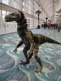 Auf einem Comic-Treffen in Kalifornien: Jemand hat sich als Velociraptor verkleidet.