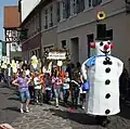 Ein Kostum aus Pappmaché: Dieser Schneemann läuft bei einem Sommertagszug in Baden-Württemberg mit.