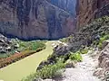 Hier hat der Rio Grande einen Canyon gebildet, das ist eine tiefe Schlucht.