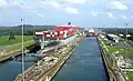 Ein Schiff in einer Schleuse im Panamakanal