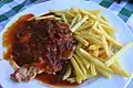 Ein Schnitzel mit vielen Pilzen und Paprikasauce
