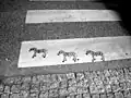 Hier hat jemand aus Spaß Zebras auf einem Zebrastreifen gemalt.