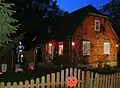 Geschmücktes Haus in Deutschland, mit Skelett, Gräbern, Spinnen und Kürbis