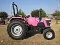Ein Traktor in moderner Farbe