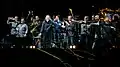 Am Ende eines Konzertes, als er seine Musiker-Kollegen vorstellt