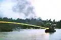 Ein amerikanisches Boot verschießt Napalm im Vietnamkrieg. Die Brandwaffe Napalm besteht vor allem aus Benzin.
