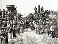 Im Jahr 1869: Die Eisenbahnlinie quer durch die USA werden fertig. Die Gruppe links kommt von der Westküste, die rechts von der Ostküste.