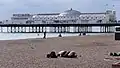 Betende Muslime wenden sich überall auf der Welt in Richtung Mekka. Hier am Strand von Brighton in Großbritannien.