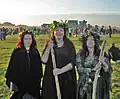 Drei Druidinnen von heute im englischen Stonehenge