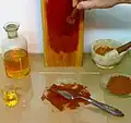 Mit Öl, zum Beispiel aus Leinsamen, kann man Farben machen.