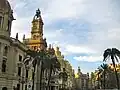 Das Rathaus neben einigen anderen Gebäuden in der Innenstadt