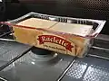 Raclettekäse gibt es im Supermarkt in vorgeschnittenen Scheiben.
